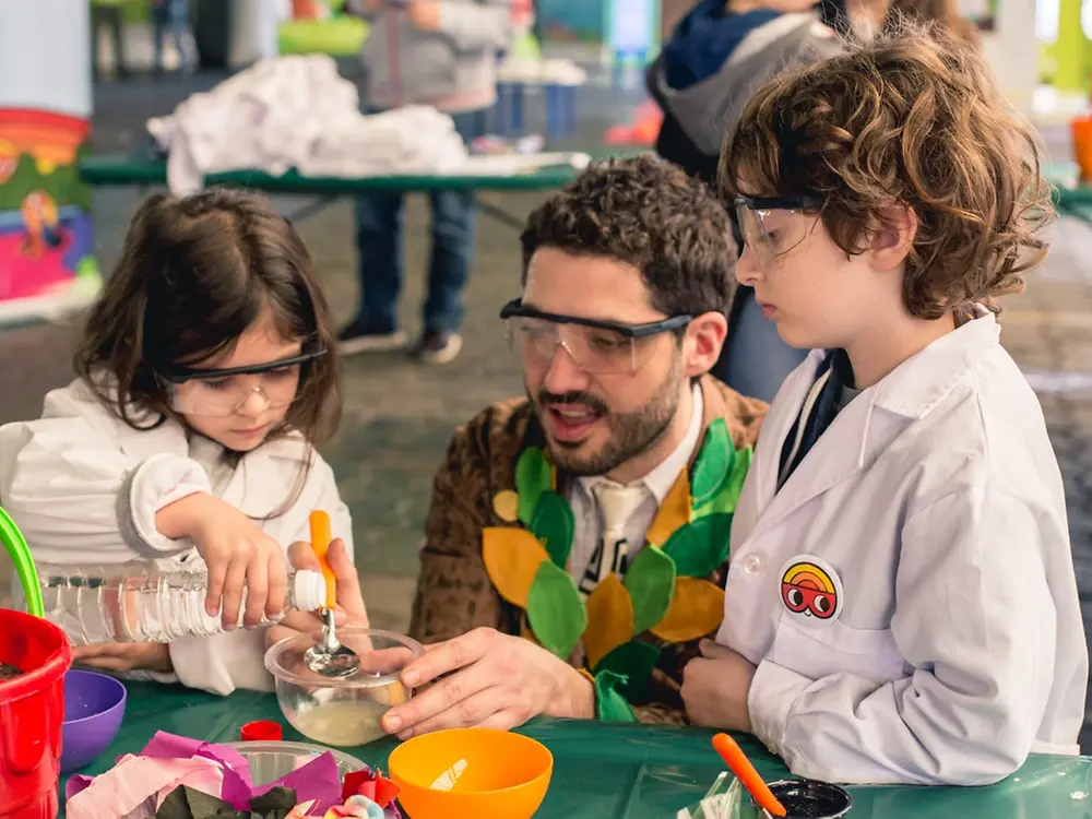 El Club de Sostentabilidad de Henkel Argentina haciendo experimentos con alumnos