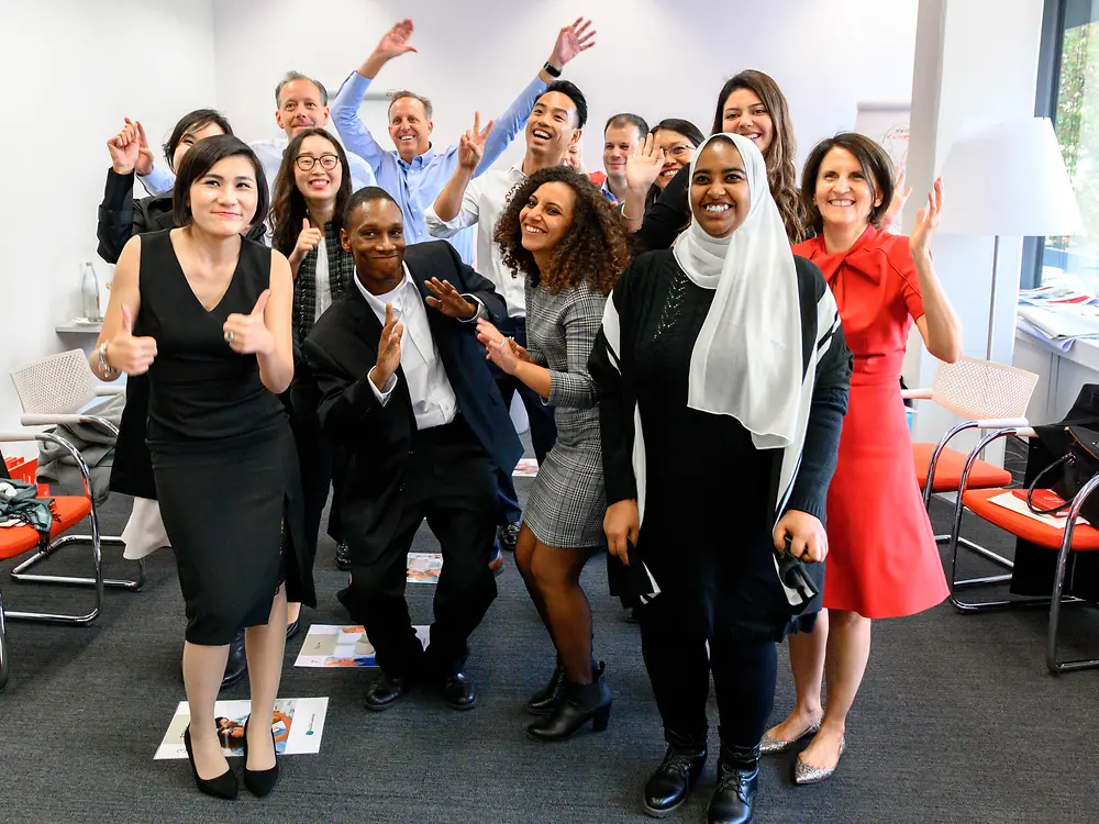 Un grupo diverso de empleados de Henkel pasando un buen rato. 