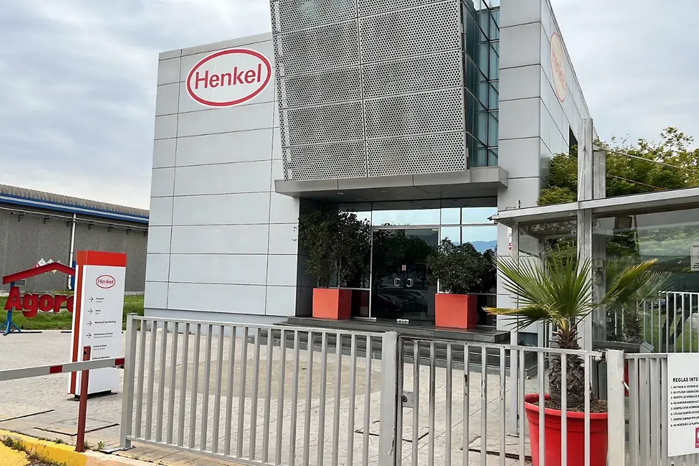 Foto del frente de las oficinas de Henkel Chile en Pudahuel.