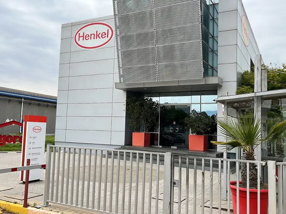 Foto del frente de las oficinas de Henkel Chile en Pudahuel.