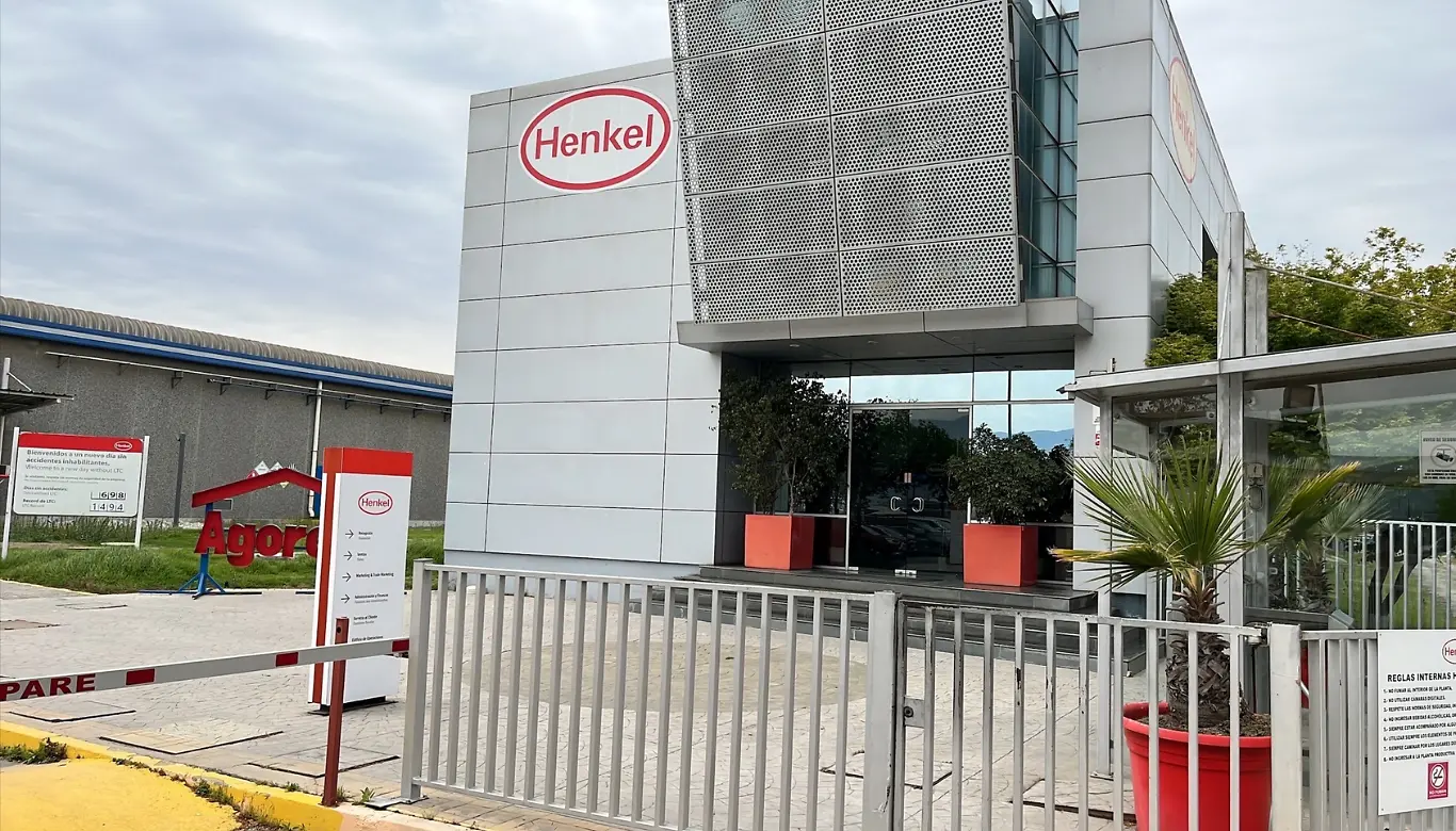 Foto del frente de las oficinas de Henkel Chile en Pudahuel.